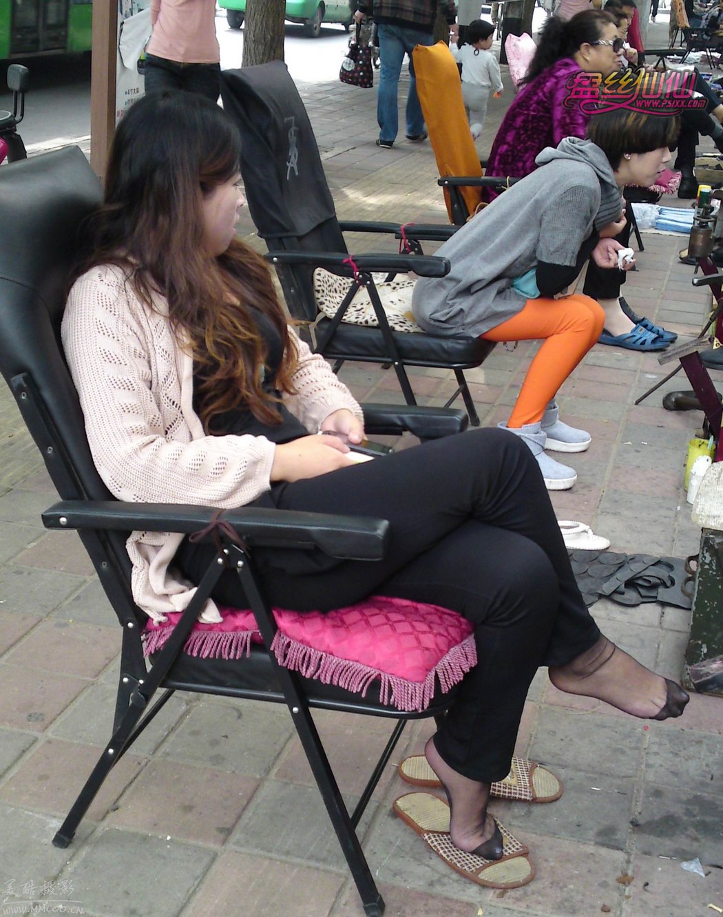 长椅上的三位美女，都翘着二郎腿_中国街拍-真实街拍第一站