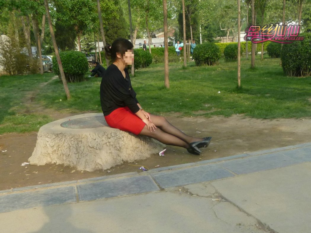 街拍短裙少妇公园坐姿性感丝袜大腿根_中国街拍-真实街拍第一站